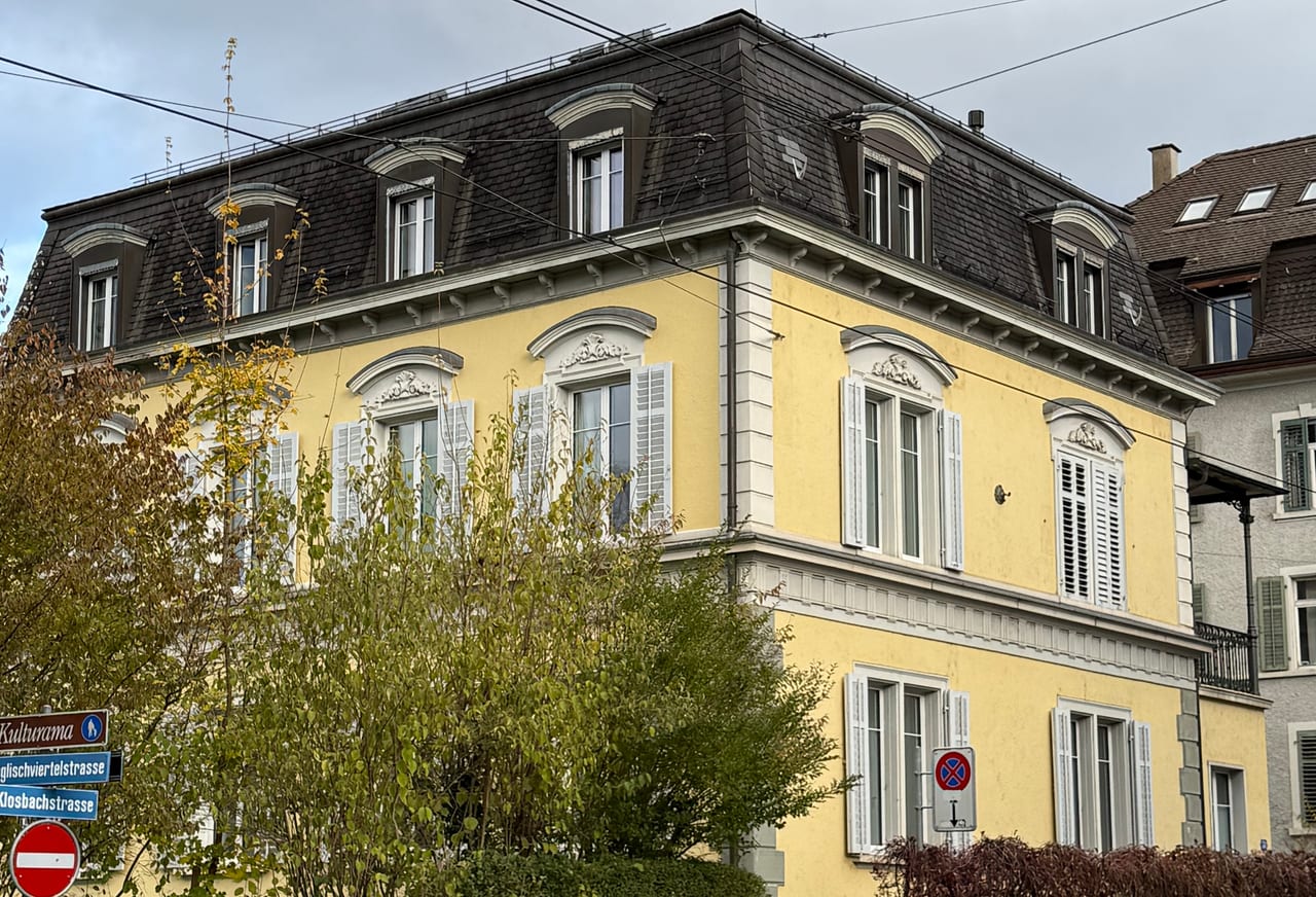 Practice building at Klosbachstrasse 51 in Zurich — classicist residential building with a yellow façade and mansard roof